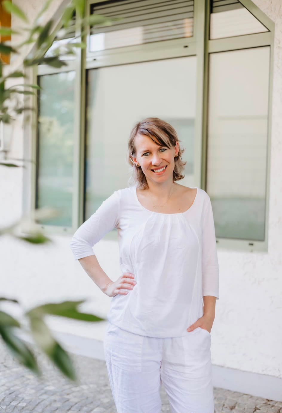 Dr. med. univ. Tanja Wiesinger vor ihrer Praxis in Kellberg